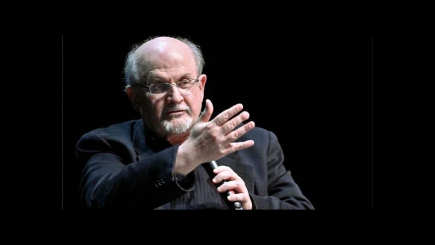 El escritor Salman Rushdie en estado grave tras ser apuñalado