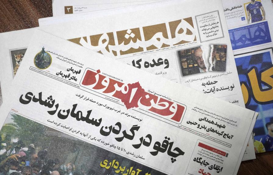 Prensa conservadora de Irán felicita a agresor de Salman Rushdie