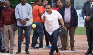 Reconocen viceministro de Deportes con dedicatoria del torneo de softbol de equipos del DN