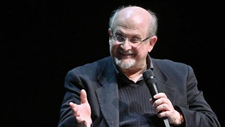 Acusan de intento de asesinato a presunto agresor de Salman Rushdie