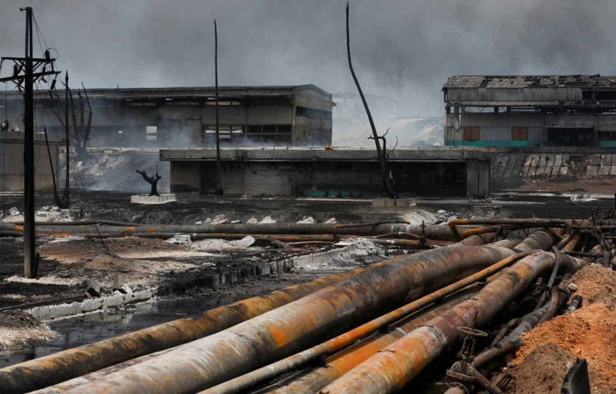 Hallan restos de cuatro personas en el lugar del incendio industrial de Cuba