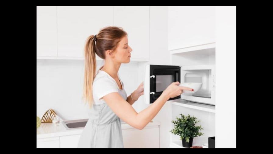 Microondas: cuáles recipientes puedes introducir y cuáles no