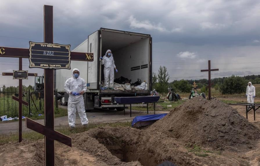 Bucha, ciudad mártir de Ucrania, entierra a sus muertos no identificados