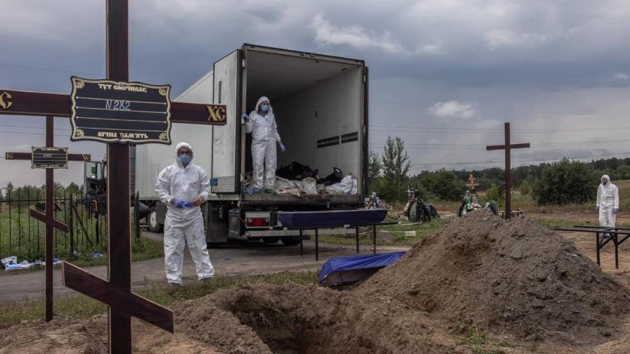 Bucha, ciudad mártir de Ucrania, entierra a sus muertos no identificados