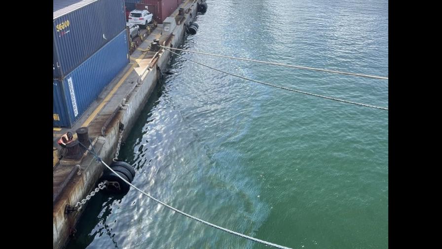 Continúa limpieza en aguas del puerto de Miami por derrame de combustible Continúa limpieza en aguas del puerto de Miami por derrame de combustible