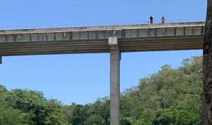 Chofer de ruta de transporte de Santiago Rodríguez se lanza de un puente y sobrevive