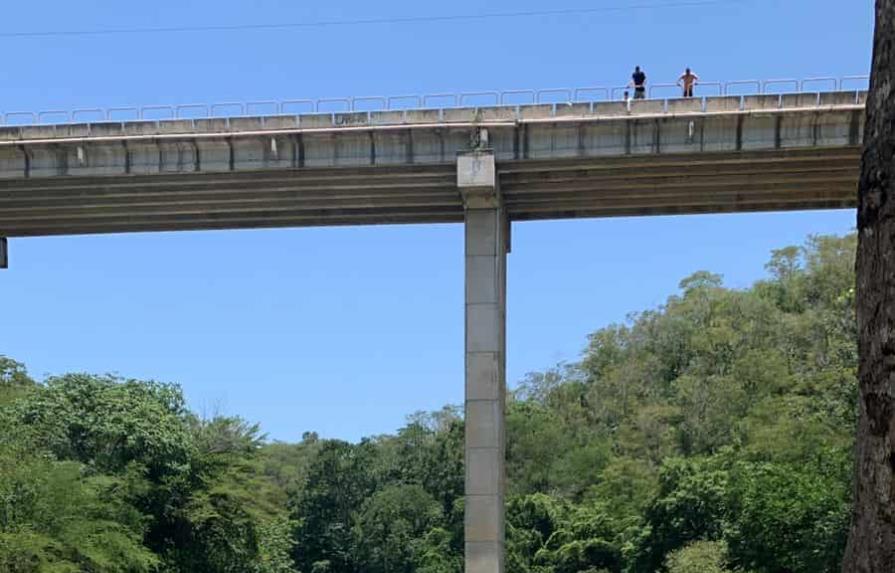 Chofer de ruta de transporte de Santiago Rodríguez se lanza de un puente y sobrevive