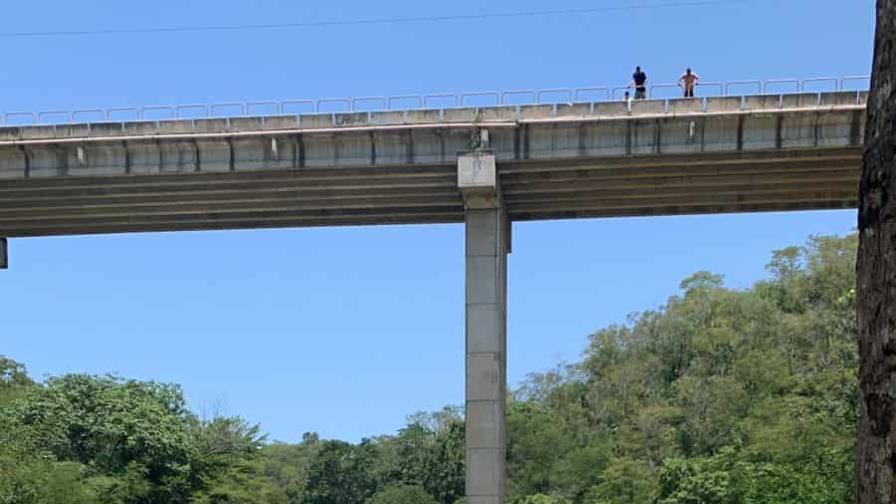 Chofer de ruta de transporte de Santiago Rodríguez se lanza de un puente y sobrevive
