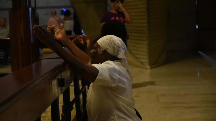 Devotos de la Virgen de la Altagracia piden y agradecen milagros