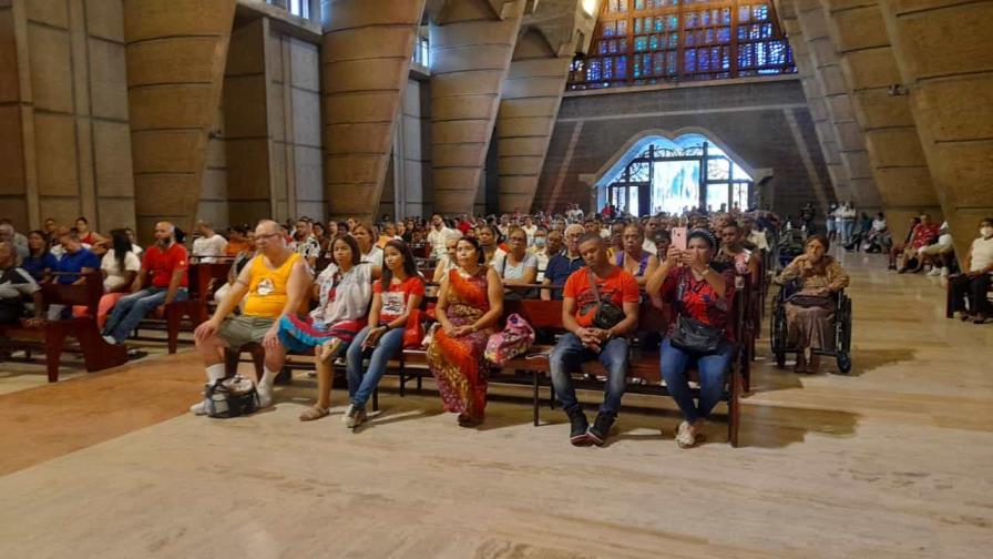 Peregrinos duermen en inmediaciones de la Basílica en Higüey para celebrar centenario de la virgen