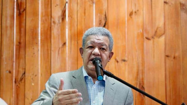 Leonel dice que el Gobierno donde quiera que va crea la ilusión de la construcción de obras