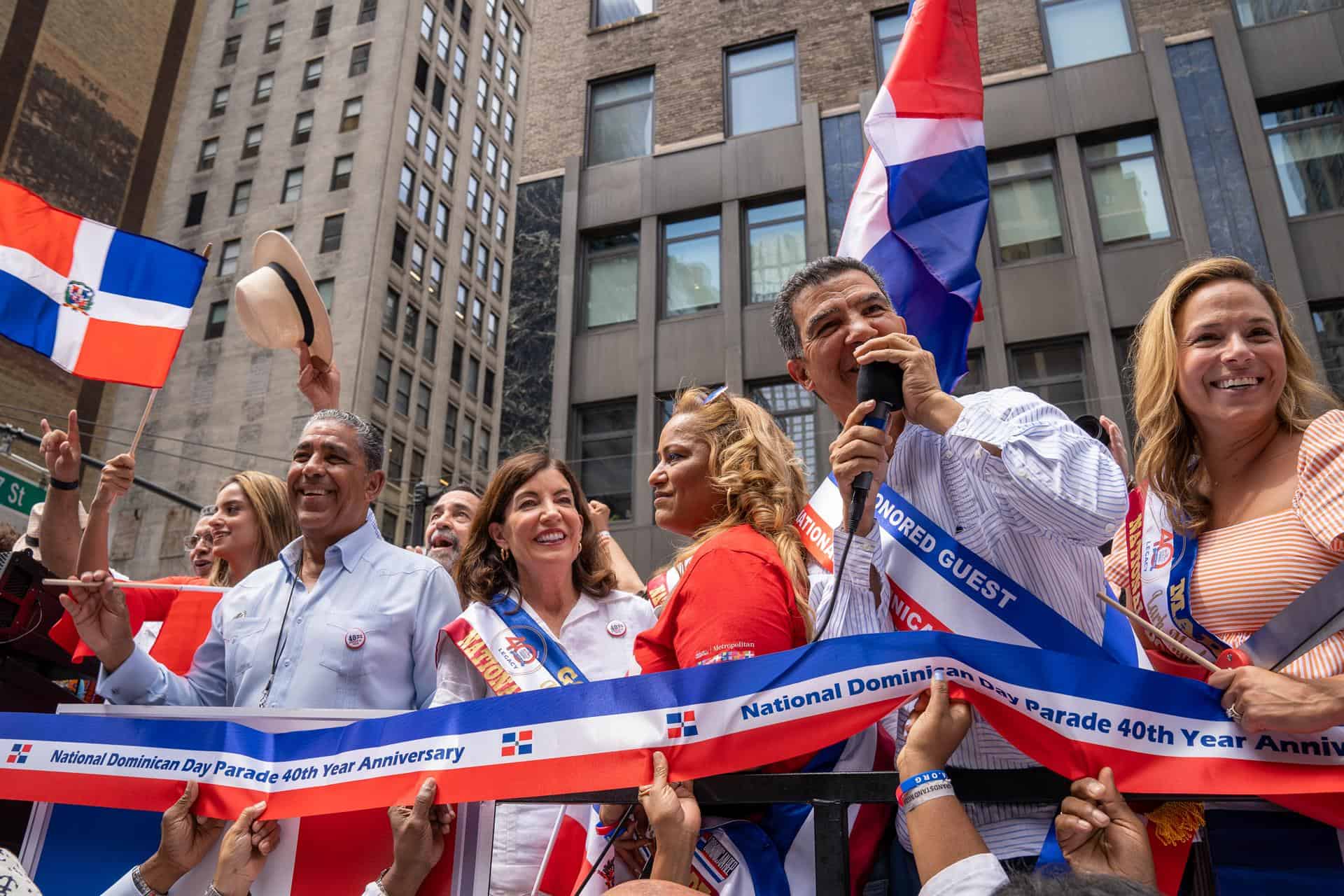 El comisionado Ydanis Rodriguez participa en el desfile de la comunidad dominicana, hoy, en Nueva York (Estados Unidos).