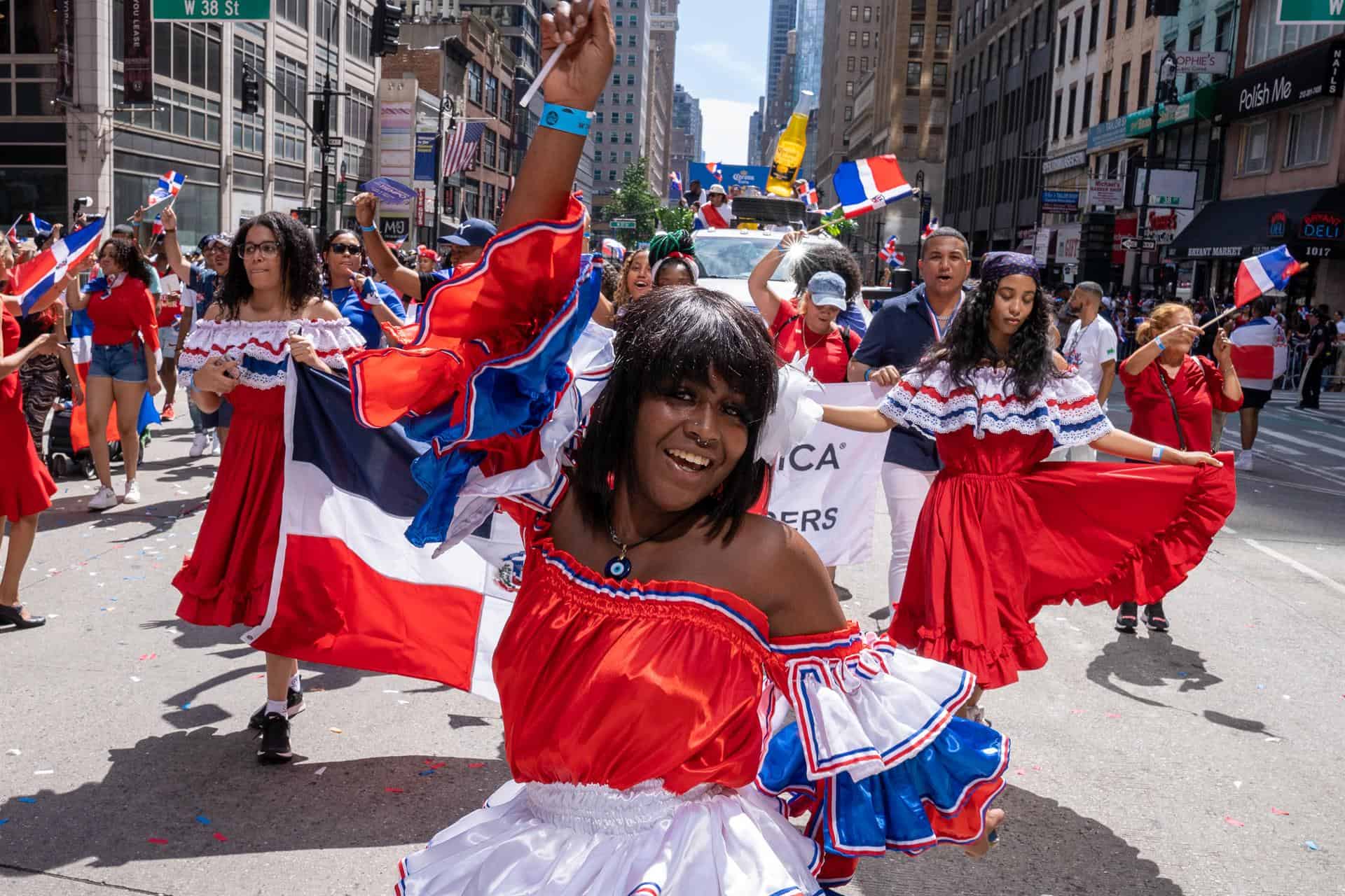 Con bailes, mucha música y color, la comunidad dominicana en Nueva York celebró su primer desfile después de la pandemia.