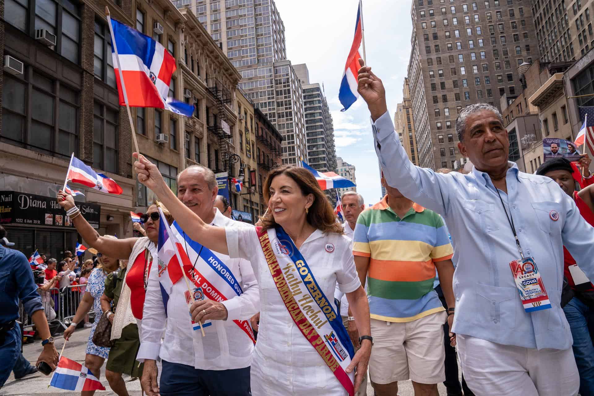 La gobernadora de New York, Kathy Hochul (c), participa en el desfile de la comunidad dominicana, hoy, en Nueva York (Estados Unidos).