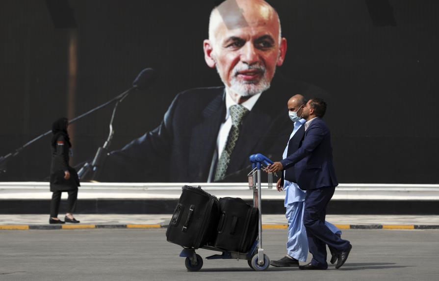 Expresidente afgano defiende su huída en la toma de Kabul