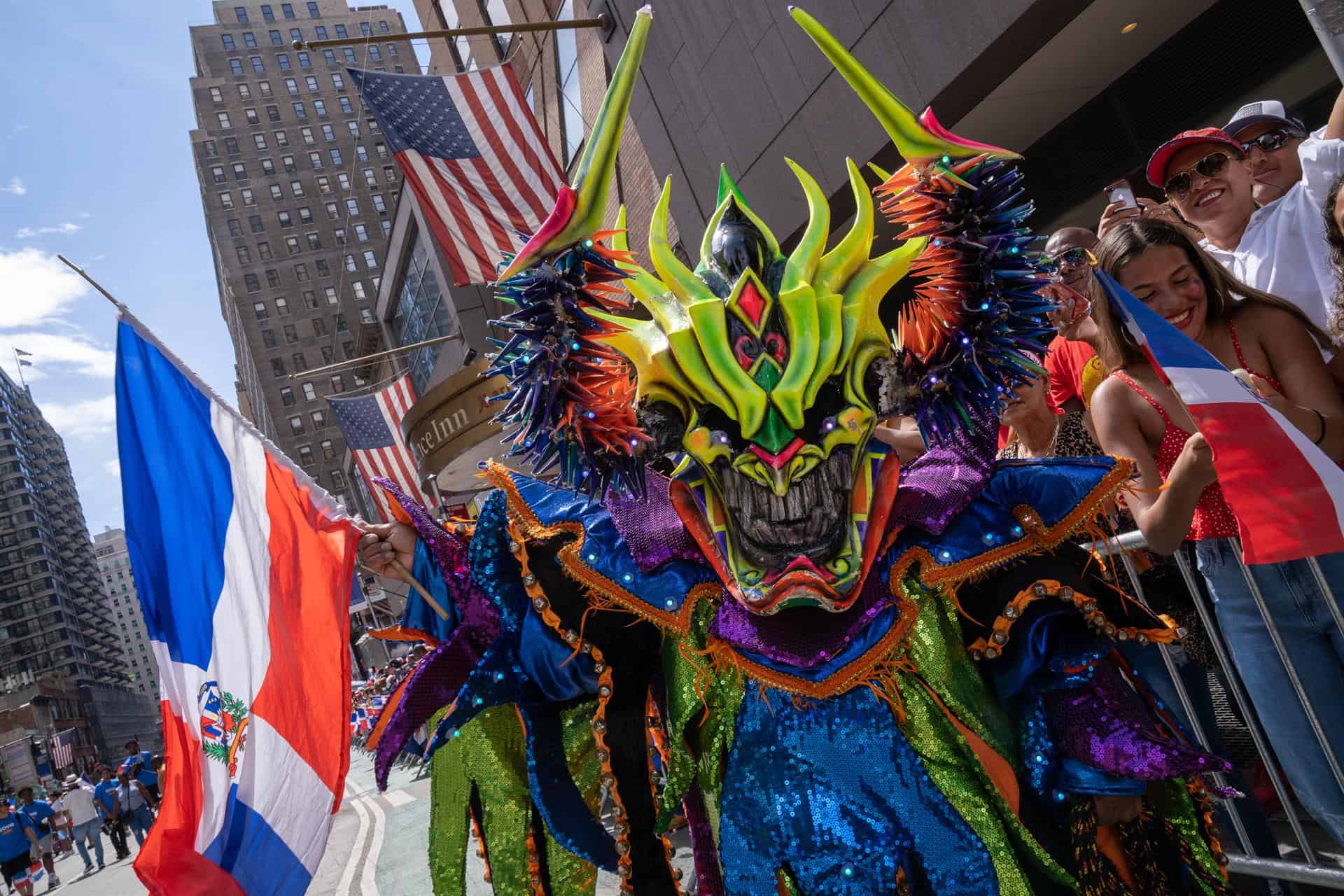 El color del carnaval dominicano se trasladó a las calles de Manhattan
