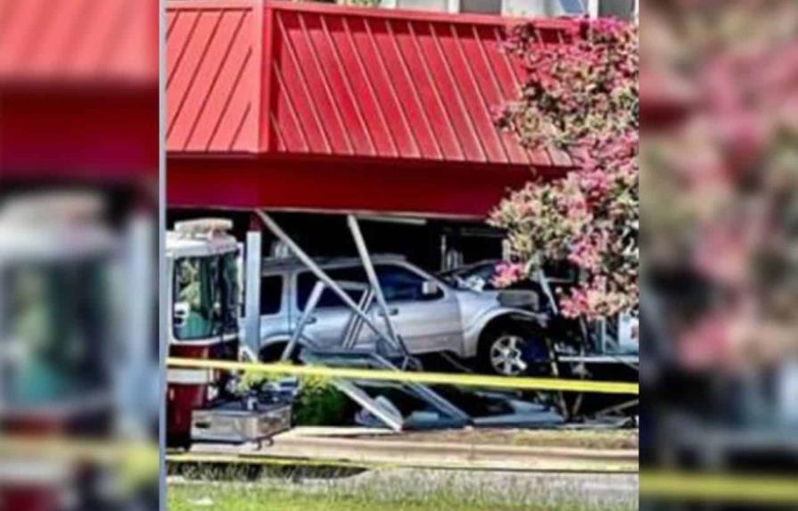 Vehículo choca contra restaurante en EEUU y deja dos muertos
