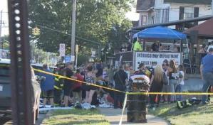 Hombre embiste a multitud y luego mata a su madre