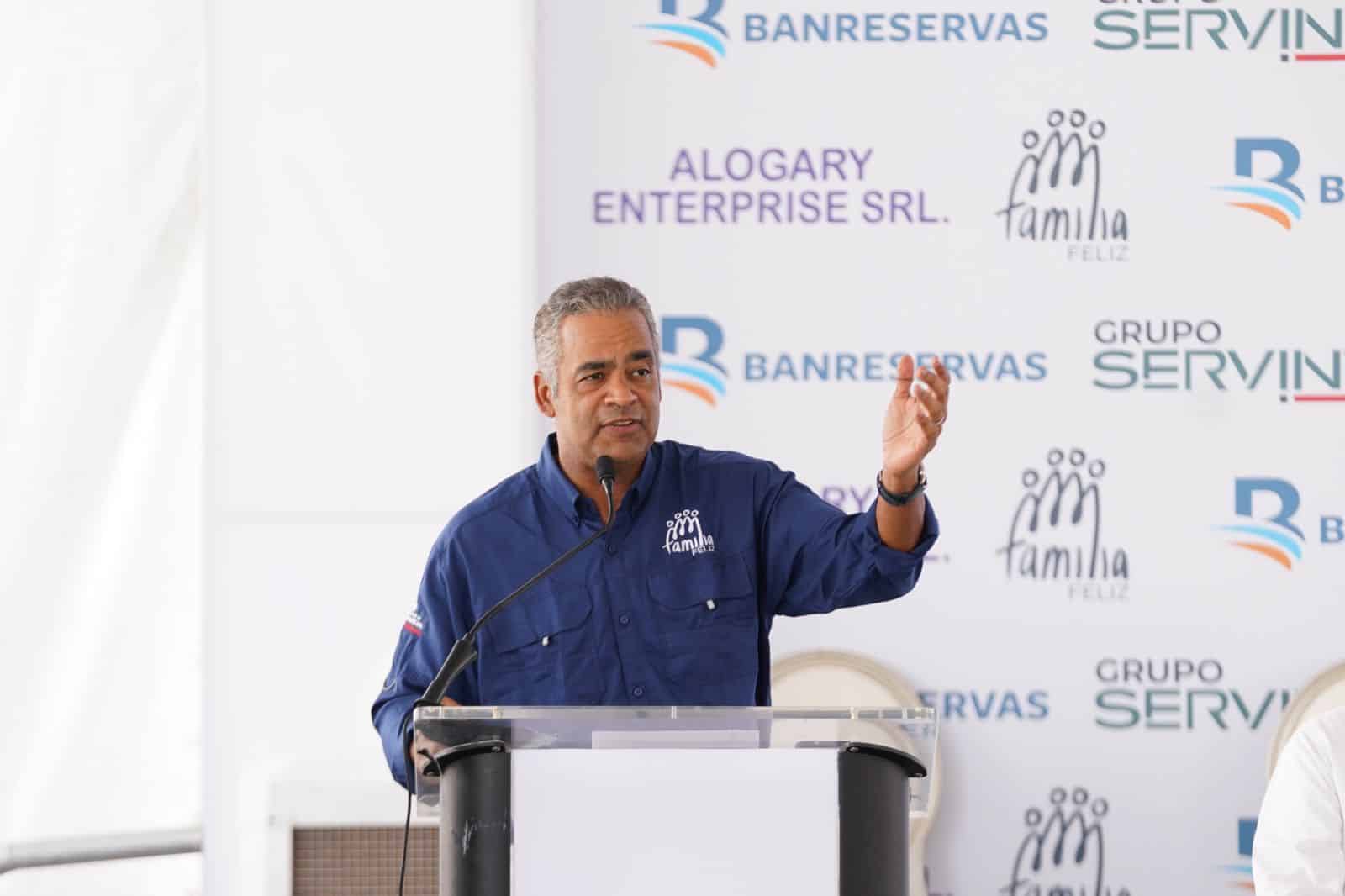 El ministro de la Presidencia, Joel Santos Echavarría, habka durante el acto.