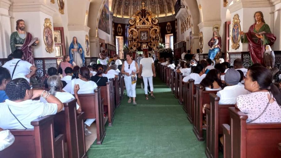 Fieles católicos reciben a la Virgen de la Altagracia en Higüey