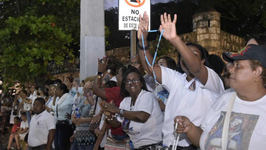 Decenas de personas reciben en Santo Domingo imagen de la Virgen de la Altagracia