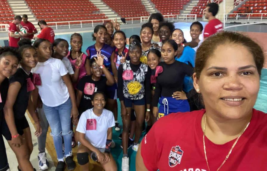 Varias niñas asisten al reclutamiento para ser Reinas del Caribe
