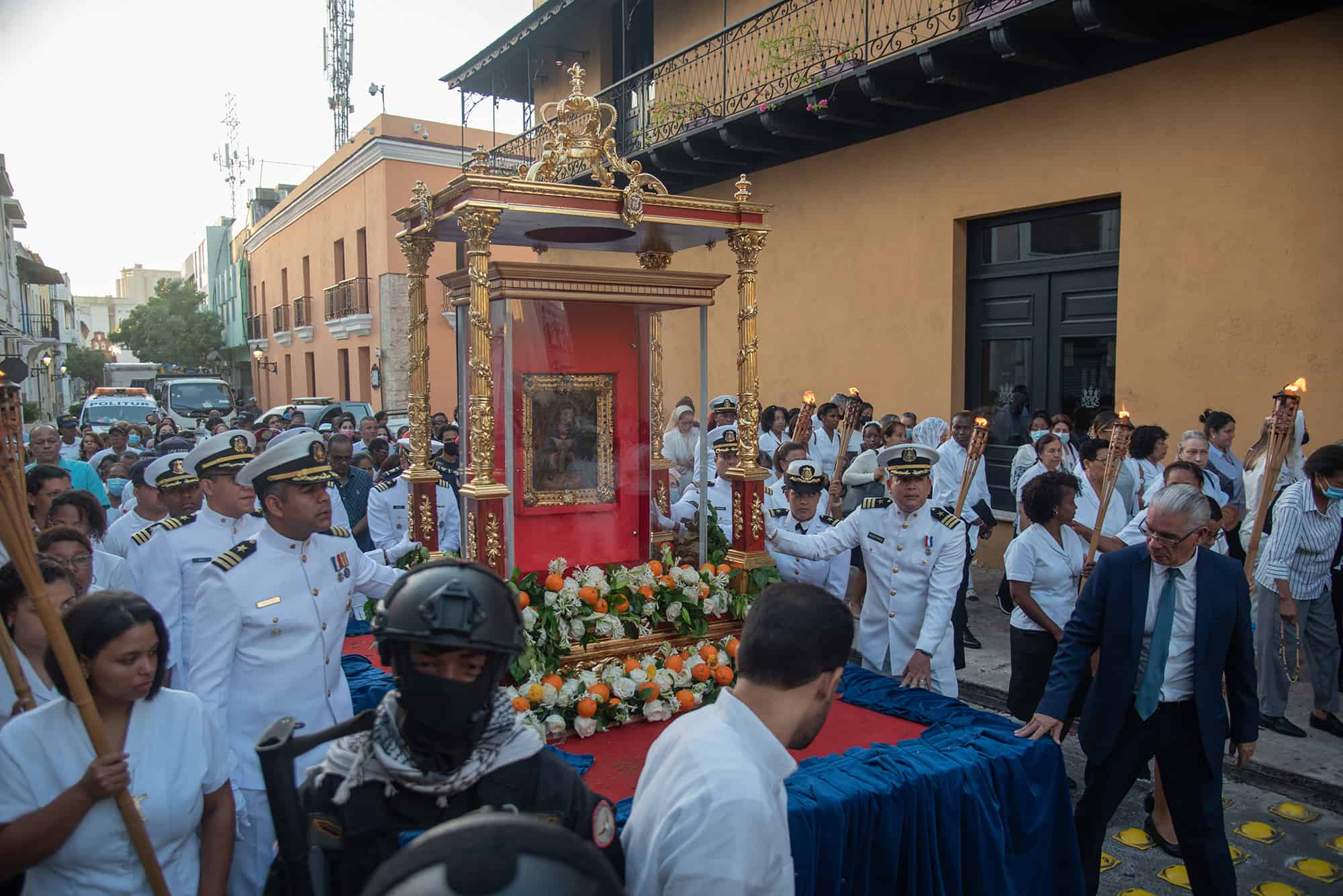 Efectivos de diversos cuerpos de seguridad del país acompañaron el paso de la carroza que transportó la imagen de la Virgen de la Altagracia en su ruta hacia el Estadio Olímpico Félix Sánchez.