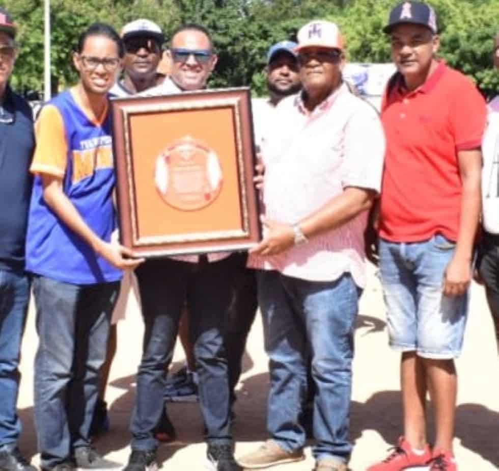 Desde la izquierda, Jhoansel Bautista, Oscar González (homenajeado), José Morel y Miguel Ceballos. A González se dedictó el clásico Transporte Morel de softbol chata modificada, en su versión 2022.