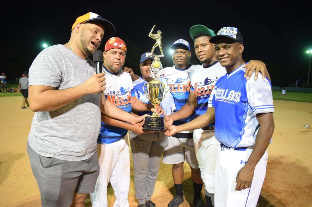 Randy Miguel Catro entrega el trofeo de subcampeón a los Mellos Softball-Team, en el III Clásico Transporte Morel.