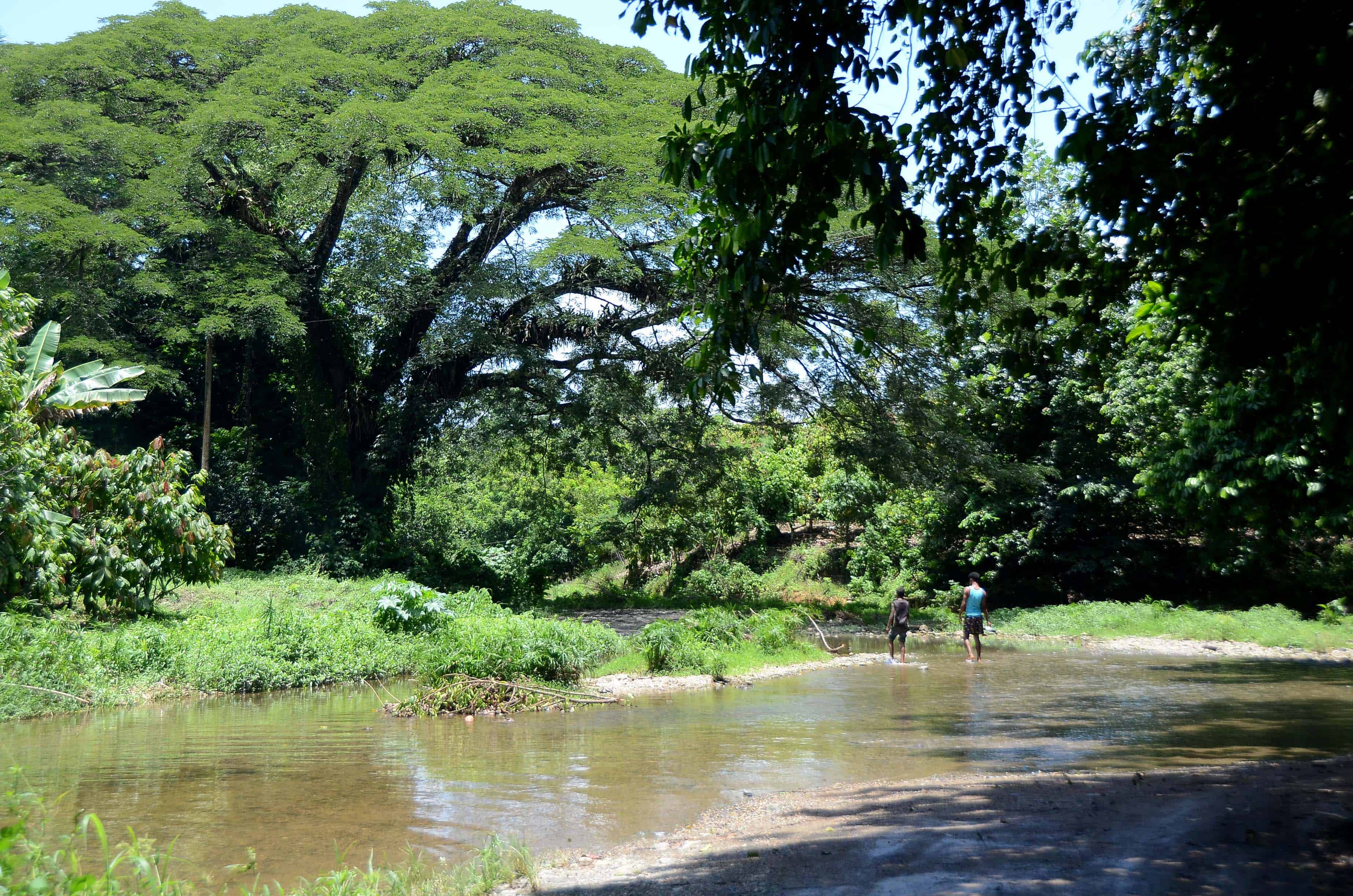 En Los Martínez exigen obras prometidas por Cormidom próximo a Cerro de Maimón.