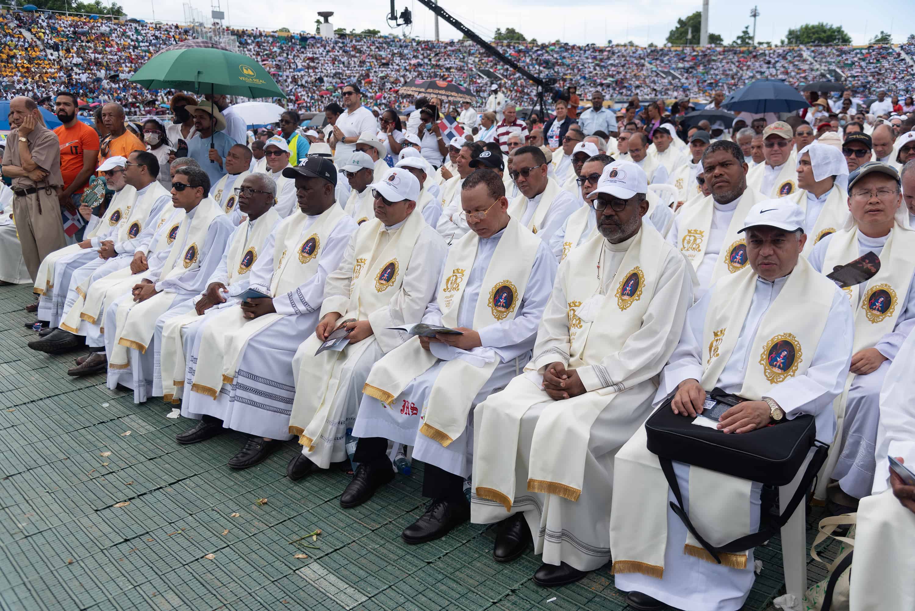 Un gran número de sacerdotes y obispos del país se dieron cita en el Estadio Olímpico para los actos de celebración.