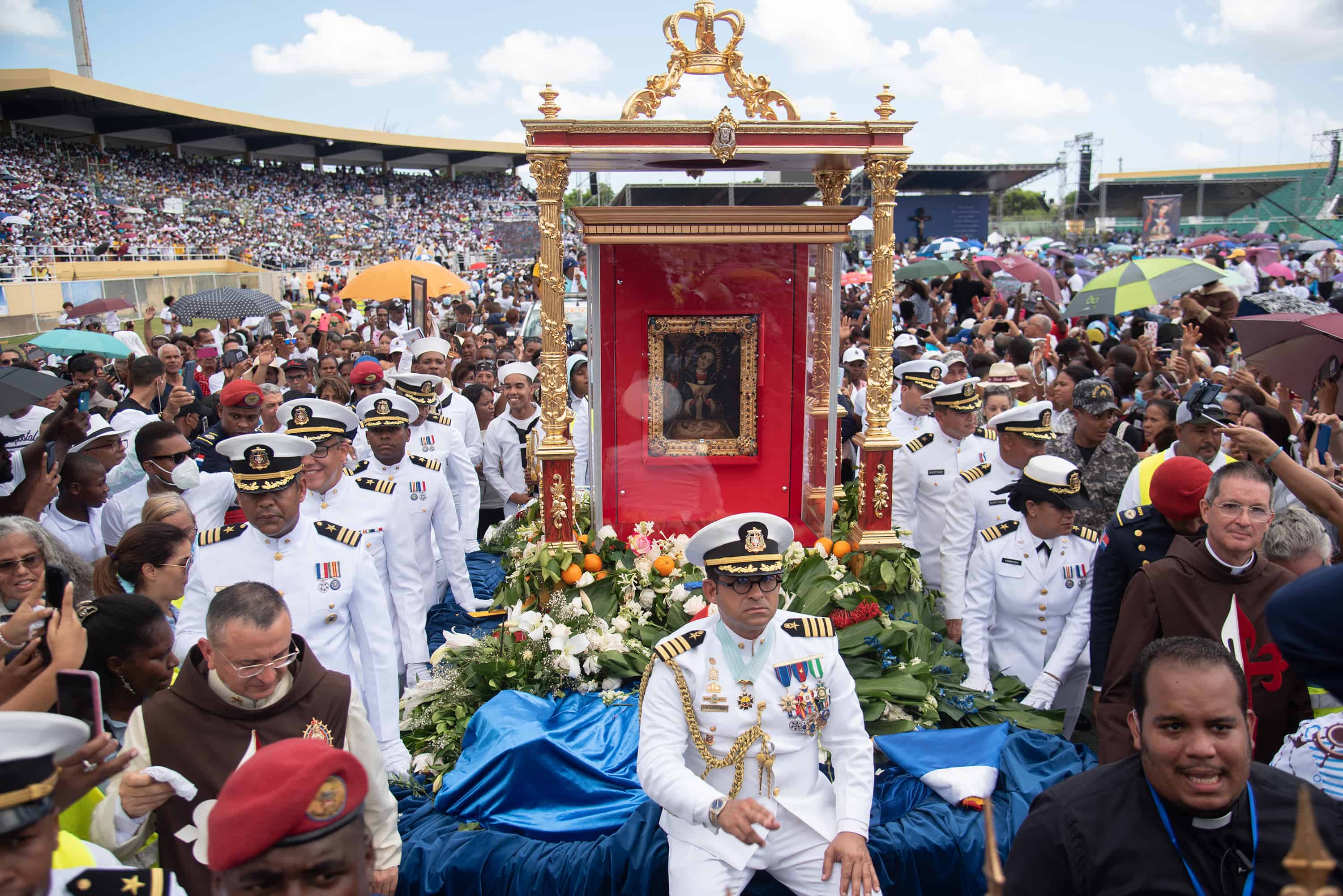 Cerca de 50 mil personas aguardaron pacientemente por la celebración de una misa solemne en honor a la Virgen de la Altagracia, en el Estadio Olímpico Félix Sánchez.