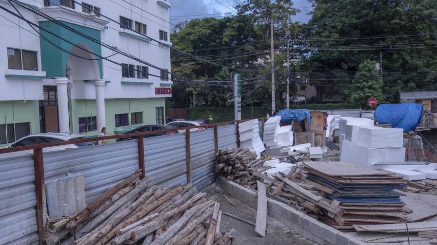 Denuncian calle Leopoldo Navarro con Bolívar lleva más de dos años cerrada tras derrumbe