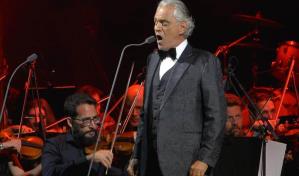 Richard Gere, a los pies de Andrea Bocelli en concierto en Marbella