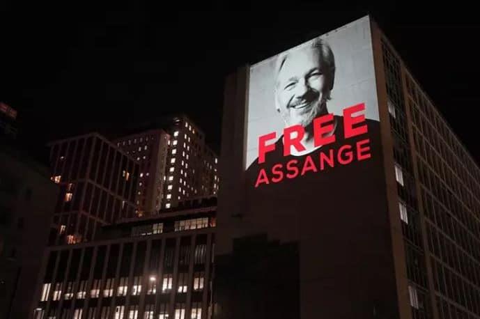 Los abogados de Julian Assange denuncian a la CIA por espiar ilegalmente sus conversaciones