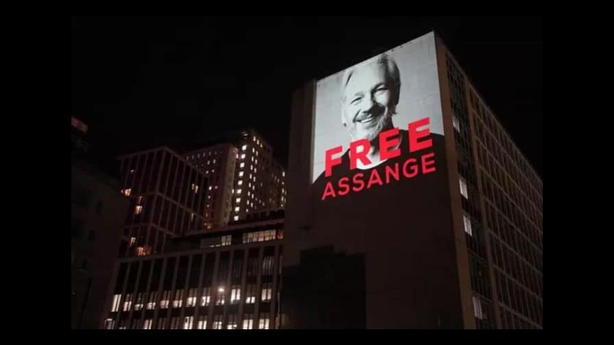 Los abogados de Julian Assange denuncian a la CIA por espiar ilegalmente sus conversaciones