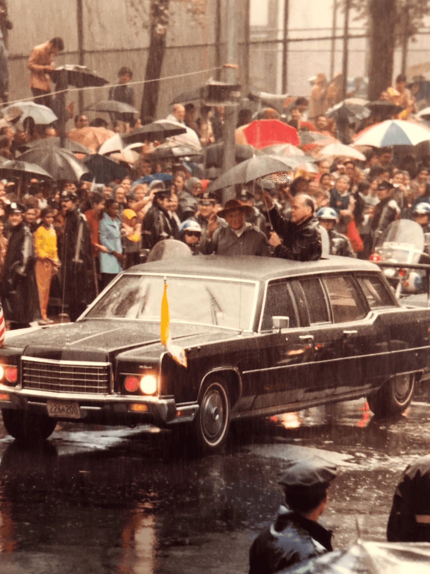 En 1979, durante la primera visita apostólica del Papa San Juan Pablo II a los Estados Unidos de América, el Santo Padre realizó una visita imprevista a la catedral de San Jaime y saludó a los feligreses reunidos en Jay Street.