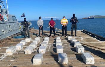Apresan un colombiano y dos dominicanos por cargamento de 460 paquetes de droga en Peravia