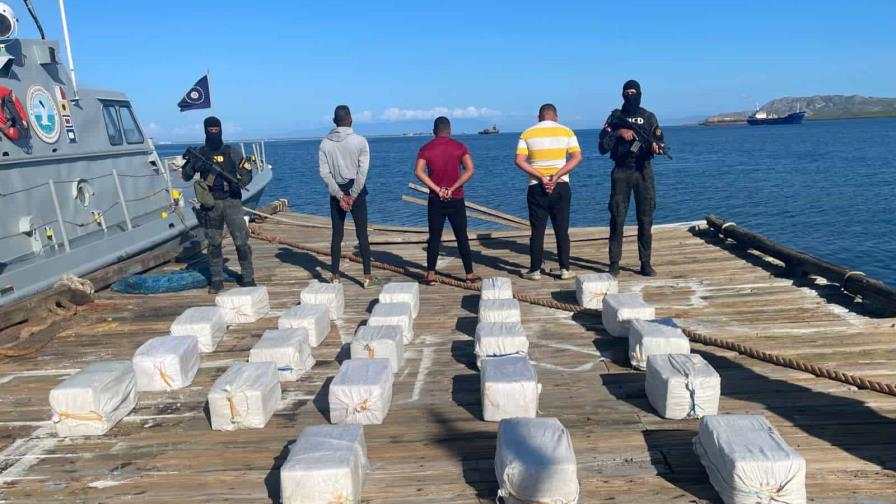 Apresan un colombiano y dos dominicanos por cargamento de 460 paquetes de droga en Peravia