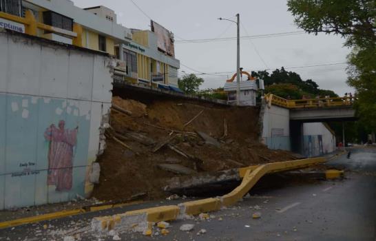 Colapsa muro de contención en avenida de Santiago
