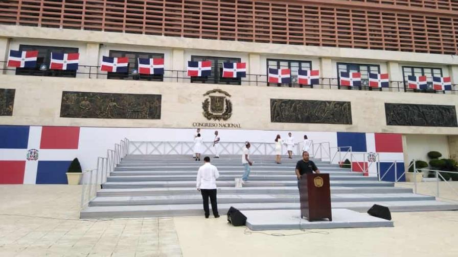 Colocan tarima en la explanada del Congreso Nacional