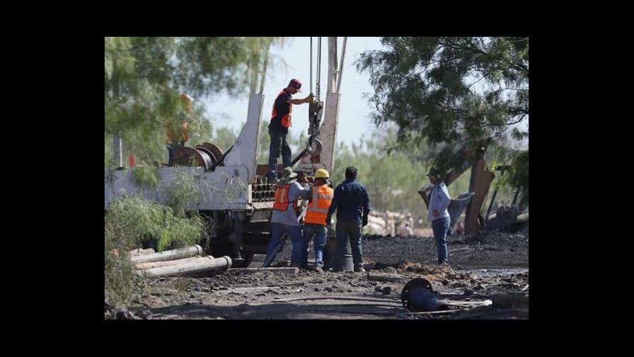 López Obrador afirma familias aceptaron plan de rescate de 10 mineros que durará meses