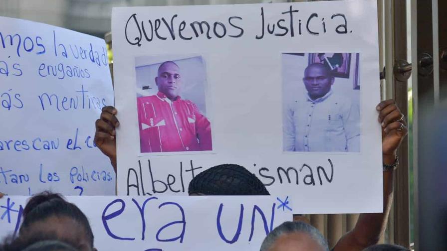 Familiares de hombre que murió por un tiro y que la Policía dijo fue por accidente tránsito protestan Familiares de hombre que murió por un tiro y que la Policía dijo fue por accidente tránsito protestan