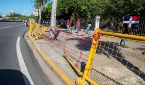 Destrucción de barandas en peatonales atenta contra la seguridad de peatones