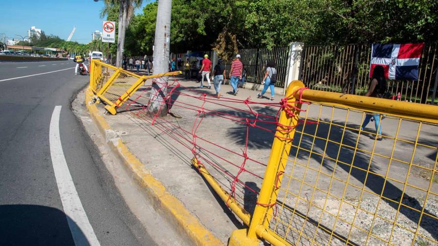 Destrucción de barandas en peatonales atenta contra la seguridad de peatones