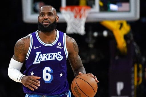 LeBron James pacta extensión de 2 años con Lakers