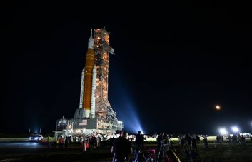 El cohete de la misión Artemis I llega su plataforma de despegue