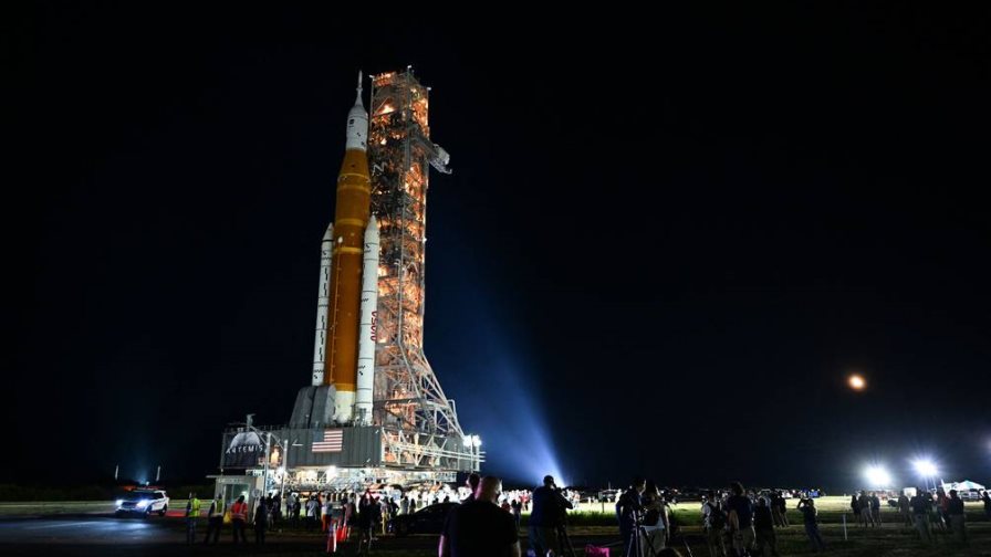 El cohete de la misión Artemis I llega su plataforma de despegue