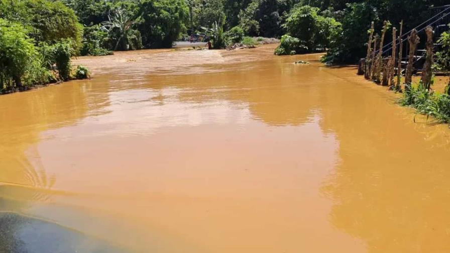 Las lluvias desbordan ríos Maguaca y Chacuey aislando varias comunidades en Cotuí