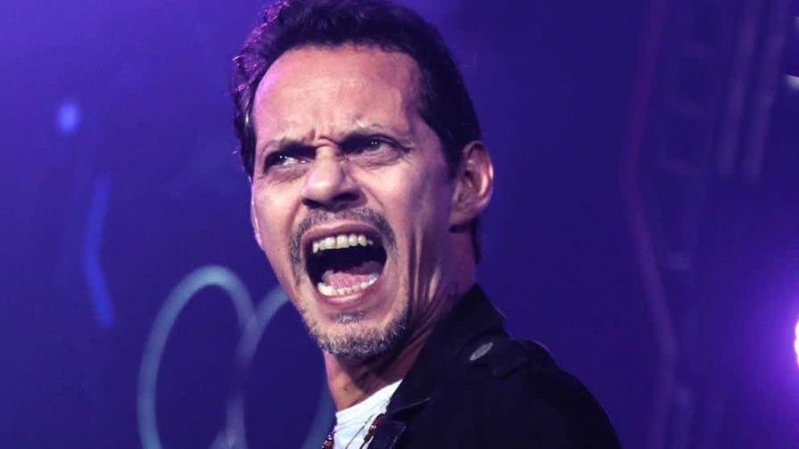 Video | Marc Anthony dice: Me hace falta un aguardiente, y le lanzan una botella